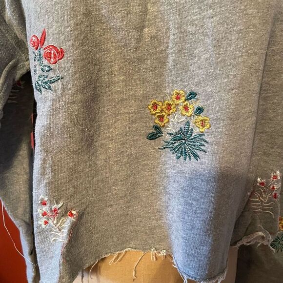 LUCKY BRAND | grey with floral embroidery cropped sweatshirt M - Picture 5 of 10